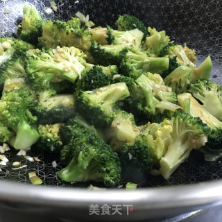 茶油炒西兰花步骤5