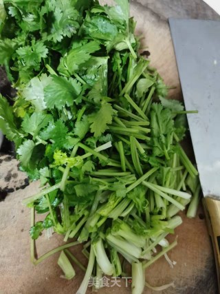 洋葱香菜炒肉卷步骤3