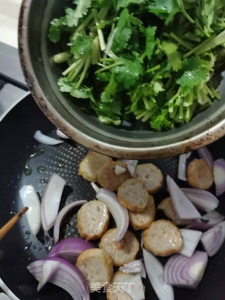 洋葱香菜炒肉卷步骤5
