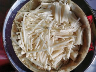 腊肉蒸金针菇步骤1