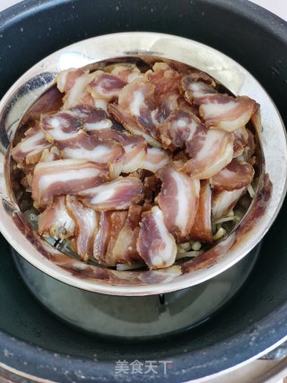 腊肉蒸金针菇步骤4