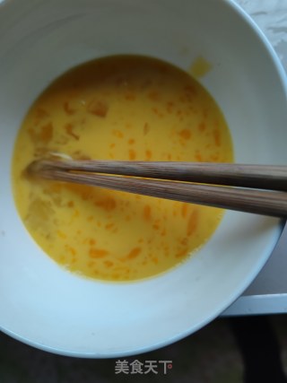 蒜苗香葱煎鸡蛋步骤1