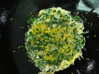 蒜苗香葱煎鸡蛋步骤6