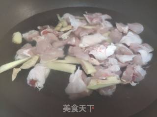 莲藕炒鸡肉步骤2