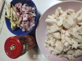 莲藕炒鸡肉步骤1