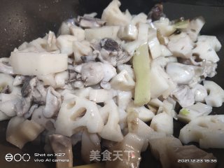 莲藕炒鸡肉步骤5