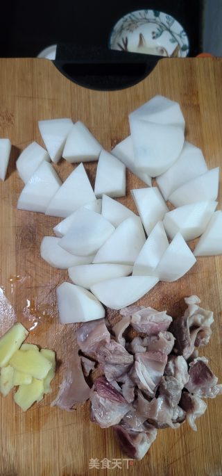 护心肉炖白萝卜步骤2