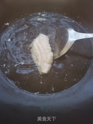 五花肉炒菜花步骤1