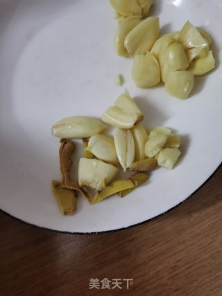 五花肉炒菜花步骤3