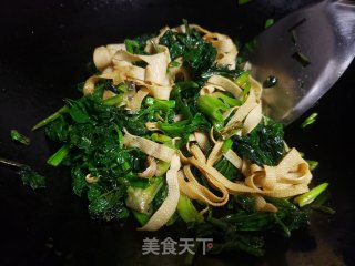 菠菜炒豆腐皮步骤5