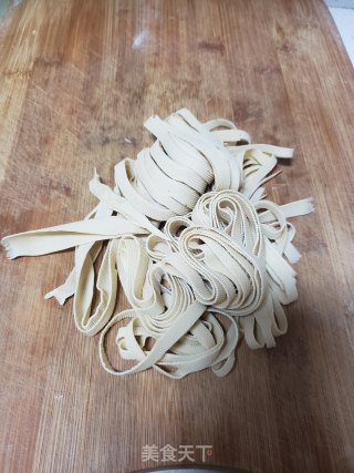 菠菜炒豆腐皮步骤3
