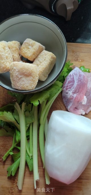 肉片油豆腐烧白萝卜步骤1
