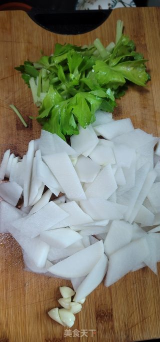 肉片油豆腐烧白萝卜步骤3