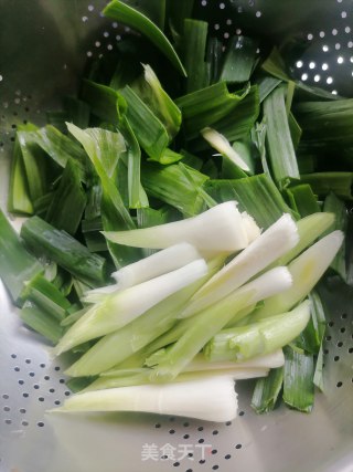 腊鸡炒蒜苗步骤2
