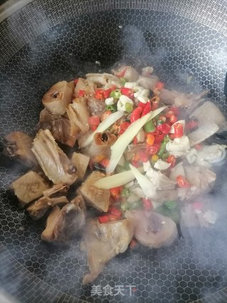 腊鸡炒蒜苗步骤4