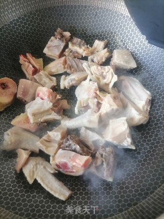 腊鸡炒蒜苗步骤3