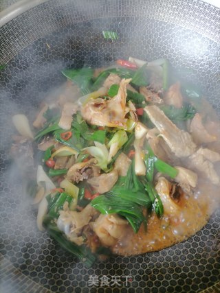 腊鸡炒蒜苗步骤6