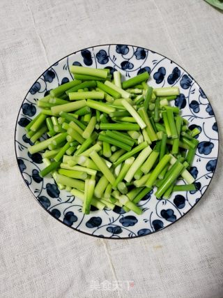 美味下饭蒜薹炒肉丝步骤2