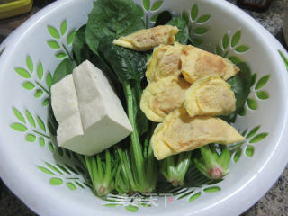 蛋饺豆腐菠菜步骤1