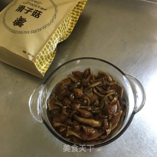 滑子菇炒肉丝步骤1