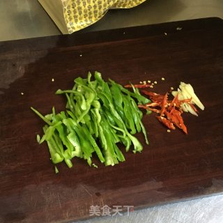 滑子菇炒肉丝步骤3