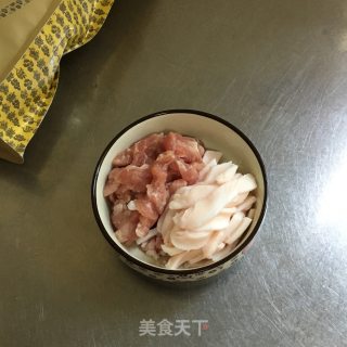 滑子菇炒肉丝步骤2