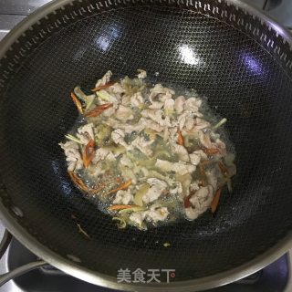 滑子菇炒肉丝步骤6