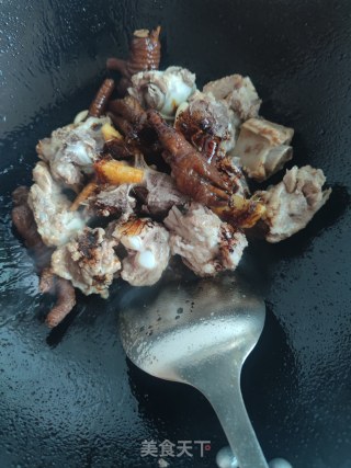 鸡爪烧排骨步骤5