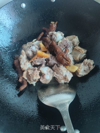 鸡爪烧排骨步骤4