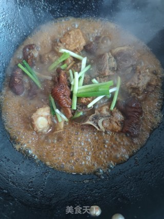 鸡爪烧排骨步骤7