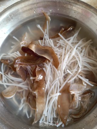 红汤木耳粉丝步骤1