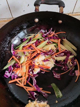 鸡蛋炒蔬菜步骤3