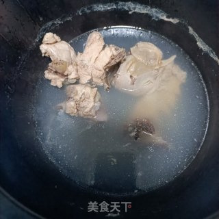 莴苣丁炒鸡肉丁步骤1 莴苣丁炒鸡肉丁步骤1