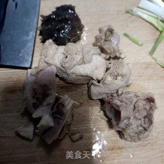 莴苣丁炒鸡肉丁步骤2 莴苣丁炒鸡肉丁步骤2