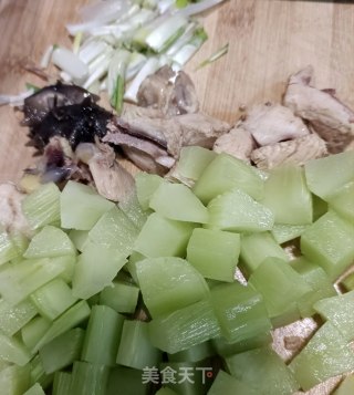 莴苣丁炒鸡肉丁步骤4 莴苣丁炒鸡肉丁步骤4