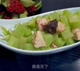 莴苣丁炒鸡肉丁步骤11 莴苣丁炒鸡肉丁步骤11