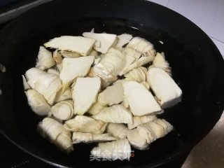 咸肉烧冬笋步骤2