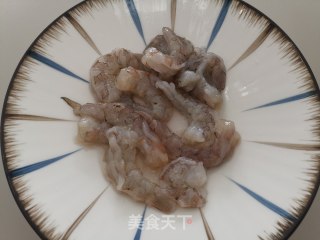 豌豆虾仁滑蛋步骤1