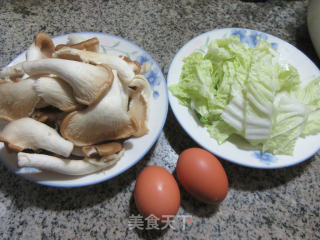 煎鸡蛋秀珍菇炒大白菜步骤1