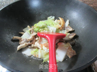 煎鸡蛋秀珍菇炒大白菜步骤6