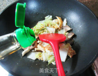 煎鸡蛋秀珍菇炒大白菜步骤7