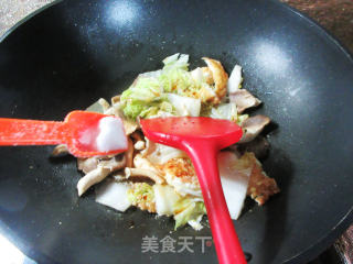 煎鸡蛋秀珍菇炒大白菜步骤8