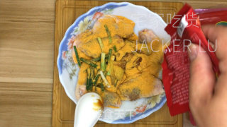 家常窖焗鸡翅，外壳酥脆，入口鲜嫩多汁，好吃到舔手指。步骤2