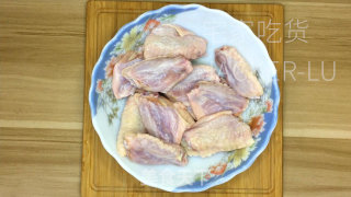 家常窖焗鸡翅，外壳酥脆，入口鲜嫩多汁，好吃到舔手指。步骤1