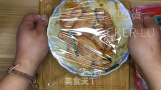 家常窖焗鸡翅，外壳酥脆，入口鲜嫩多汁，好吃到舔手指。步骤3