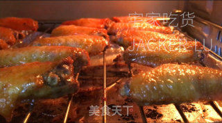 家常窖焗鸡翅，外壳酥脆，入口鲜嫩多汁，好吃到舔手指。步骤6