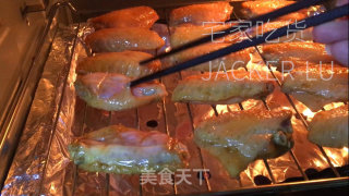 家常窖焗鸡翅，外壳酥脆，入口鲜嫩多汁，好吃到舔手指。步骤5