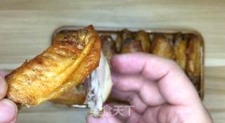 家常窖焗鸡翅，外壳酥脆，入口鲜嫩多汁，好吃到舔手指。步骤8