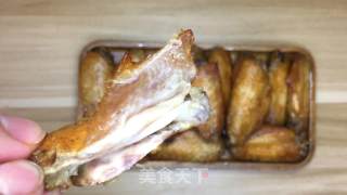 家常窖焗鸡翅，外壳酥脆，入口鲜嫩多汁，好吃到舔手指。步骤9