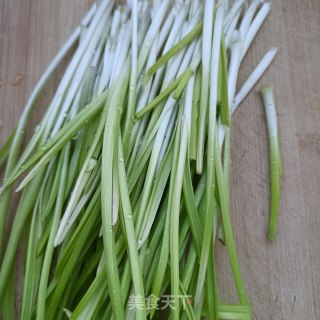 蒜黄炒茼蒿杆步骤3